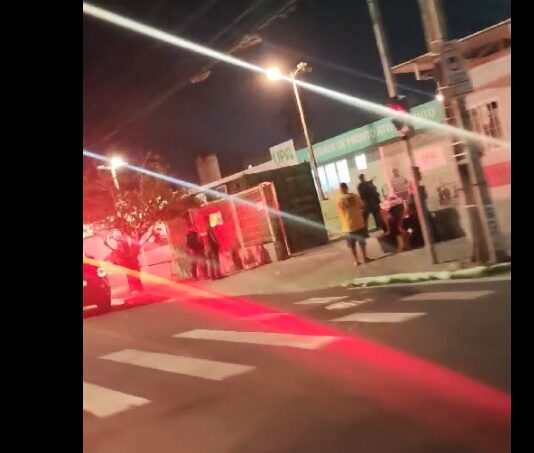 Policial penal e filho de 11 anos são baleados durante partida de futebol em Fortaleza