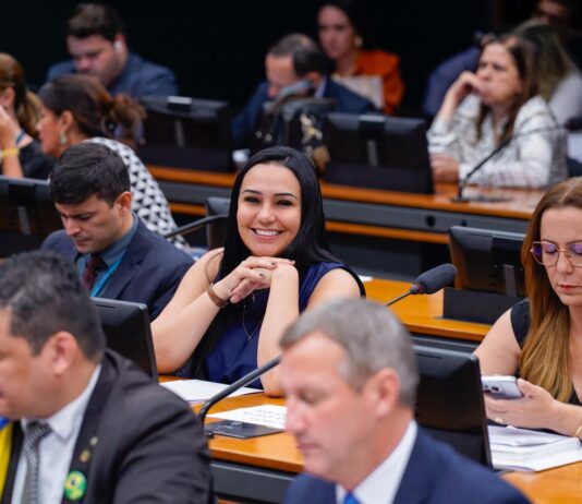 Dayany é coautora de projeto que estabelece FGTS para mulheres vítimas de violência doméstica