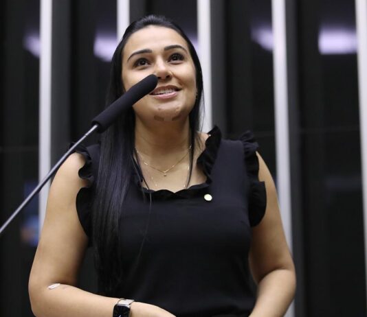 Dayany aprova projeto que garante atendimento completo para mulheres com endometriose no SUS