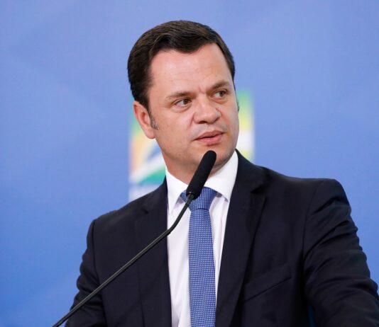 Justiça suspende investigação da PF contra Anderson Torres por 8/1