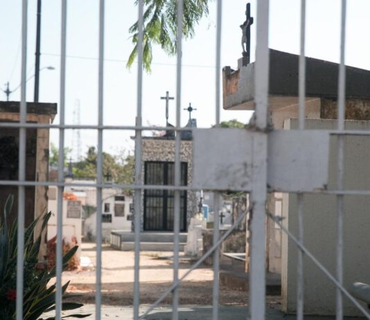 Facção escondia drogas dentro de cemitério em Fortaleza; funcionário foi assassinado após apreensão