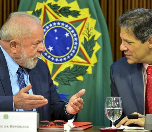 Após muita pressão, governo Lula volta atrás e derruba somente 105 dos 1250 produtos impactados pelo imposto.
