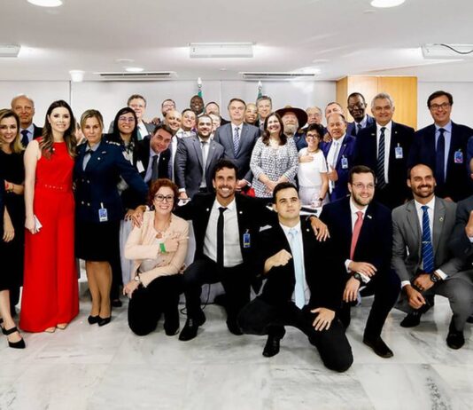 Aliados de Bolsonaro dizem que ação da PF é “cortina de fumaça”