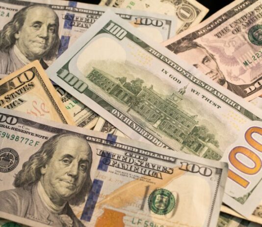 Dólar ultrapassa marca de R$ 6 pela primeira vez na história