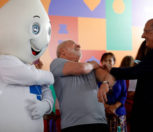 Governo Lula deixa faltar vacinas em 11 estados e no DF, diz coluna