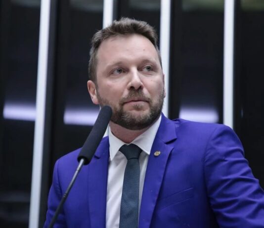 Deputado apresenta PEC de pagamento por hora trabalhada, modelo similar ao dos Estados Unidos