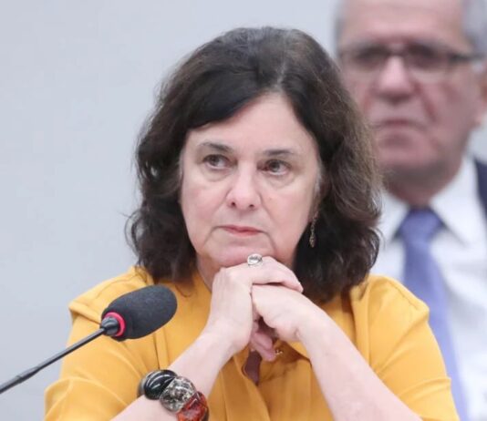 Ministra da Saúde culpa Bolsonaro por desperdício de vacinas na gestão Lula