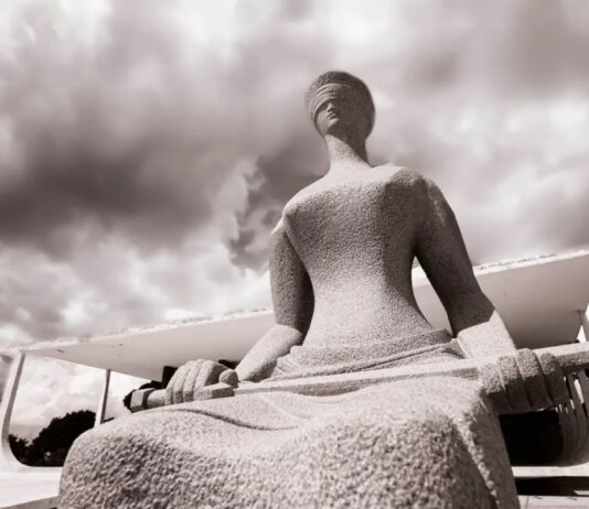 Judiciário permite postagens de traficantes mas cala a direita nas redes