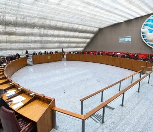 Dos 31 ministros do STJ, 15 têm parentes que advogam na mesma Corte