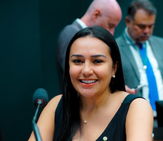 Dep. Dayany Bittencourt aprova projeto que garante o direito das pessoas com deficiência de serem acompanhadas por cães de assistência em espaços públicos e privados