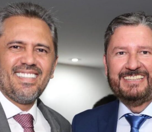 Após conversa com Cid, Elmano escolhe Romeu Aldigueri (PDT) como candidato à presidência da Assembleia