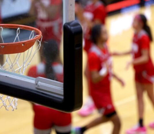 Escola cristã é expulsa de torneio por recusar jogo contra trans