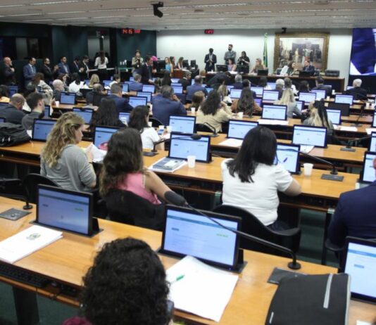 Esquerda tenta evitar, mas PEC da Vida é aprovada na CCJ