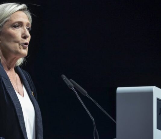 Promotoria francesa pede 5 anos de prisão e de inelegibilidade para a líder da direita Marine Le Pen