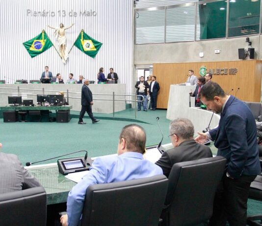 Projeto para distribuir Bíblia e outros livros sagrados nas escolas começa a tramitar na Assembleia Legislativa