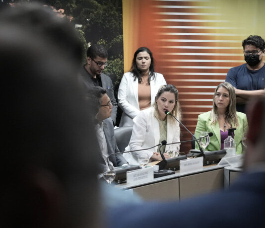 Indicação de Onélia Santana ao TCE é aprovada na CCJ da Assembleia sem transmissão da TV e sem presença da imprensa