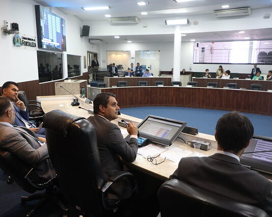 Vereadores de Fortaleza aprovam aumento dos próprios salários em quase 30%, 8 se posicionaram contra a proposta