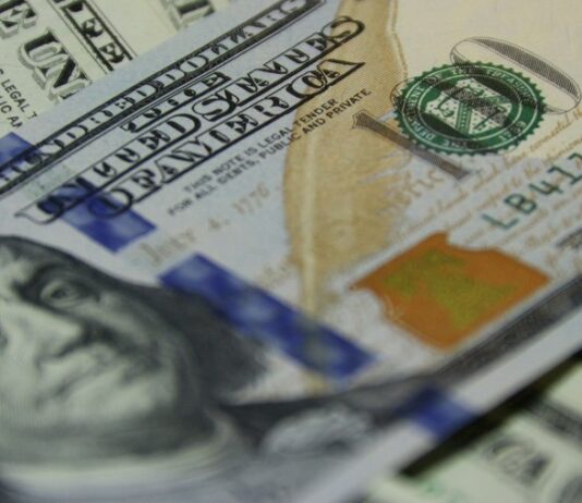 Dólar volta a subir e bate novo recorde em 30 anos de real