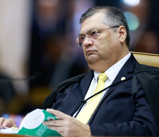 Dino dá 24h para associação de prefeitos do AM explicar crítica a bloqueio de emendas