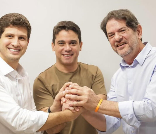 Deputado que foi expulso do PL por apoiar PT em Fortaleza, se filia ao PSB ao lado de Cid Gomes