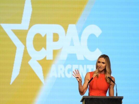 Nora de Trump diz que ele e Bolsonaro enfrentam mesmo inimigo da democracia