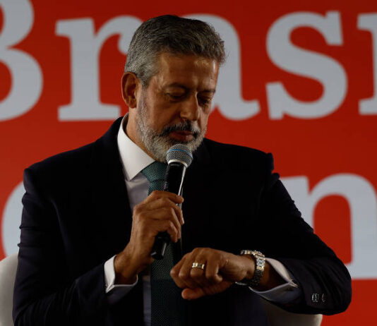Lira diz a aliados que anistia não é tema encerrado e deve ser analisado