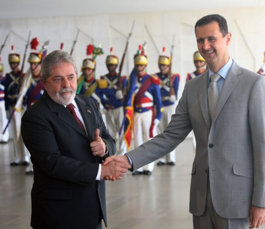 Lula se cala e não comenta queda do Bashar al-Assad na Síria, ditador foi homenageado pelo presidente no passado
