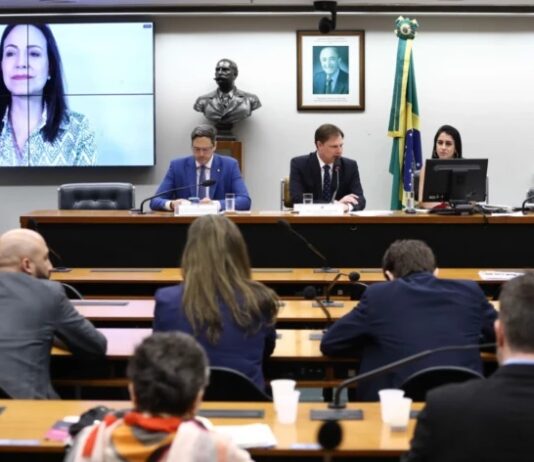 À Câmara, Corina pede que Brasil reconheça vitória de González
