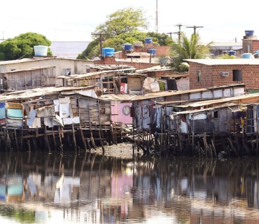 Cerca de 2,5 milhões de brasileiros residem em condições precárias, aponta IBGE