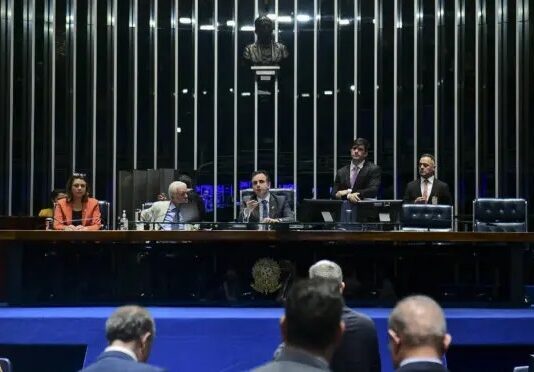 Após aprovação na Câmara dos deputados, Senado aprova PEC do pacote fiscal que restringe abono salarial