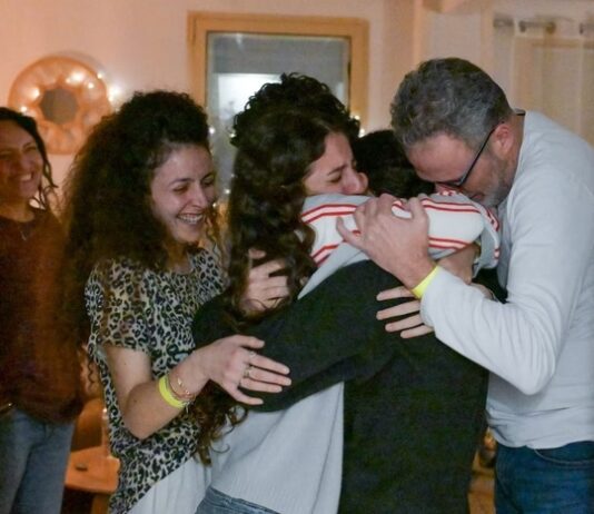 Reféns se reencontram com familiares após serem libertadas de Gaza