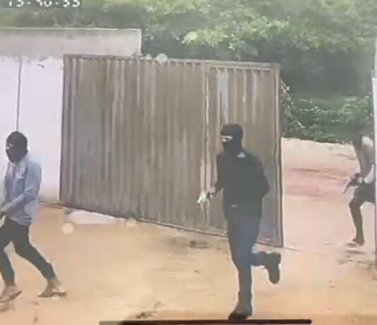 Criminosos encapuzados e armados invadem bar e matam jovem em São Gonçalo do Amarante