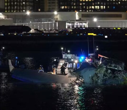 Autoridades descartam sobreviventes em colisão entre avião e helicóptero em Washington