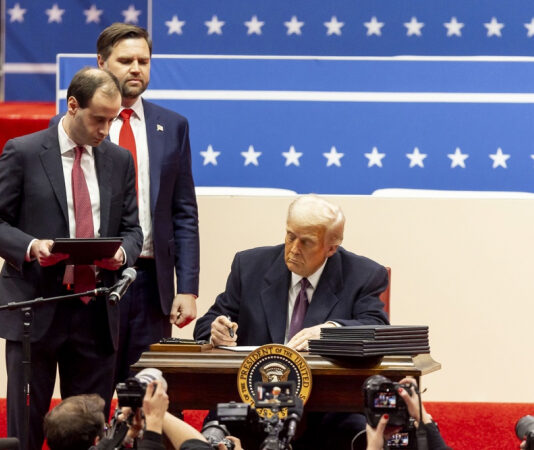 Trump bane transição de gênero para menores de 19 anos