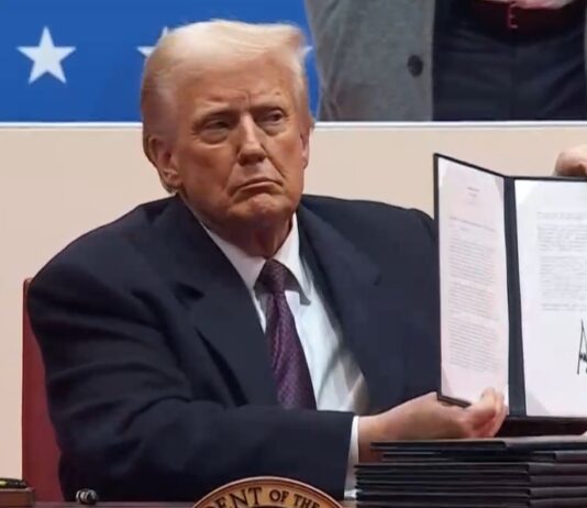 Trump perdoa 1,5 mil manifestantes envolvidos na invasão ao Capitólio em 2021: “São reféns”