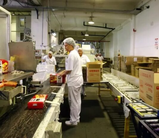 Crise no Brasil: Dona da Piraquê fecha fábrica e demite quase 500 funcionários