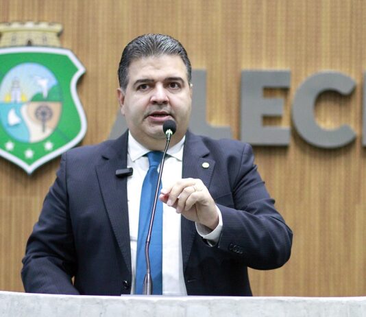 Deputado Felipe Mota previu que o Ceará será o estado mais prejudicado com tarifaço.