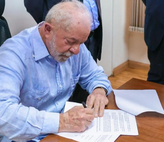 Governo Lula publica resolução sobre aborto em menores de idade sem autorização do pais no Diário Oficial