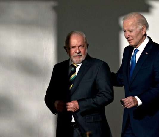 Com criticas do governo Lula a tratamentos de deportados, governo Biden também algemou brasileiros durante transporte