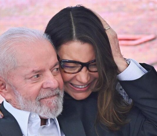 Governo Lula reserva R$ 1,3 milhão para comprar cortinas