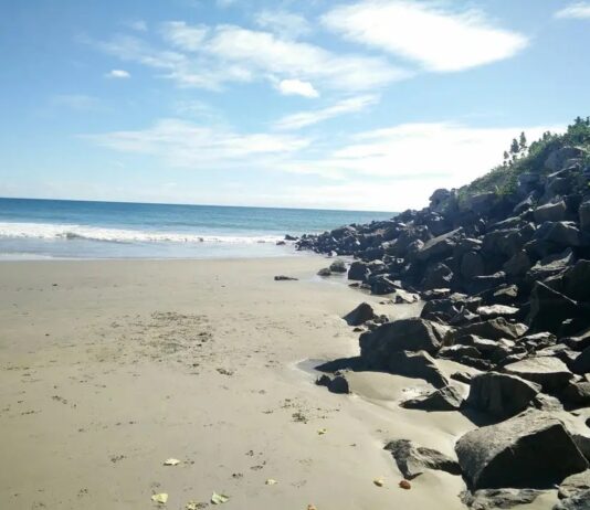 Cabeça humana é encontrada na faixa de areia da Praia da Leste-Oeste, em Fortaleza