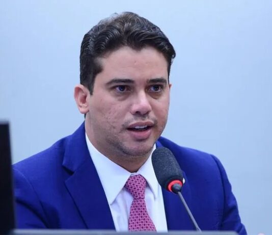 STF manda PF investigar deputado Júnior Mano por suposto esquema de extorsão com advogado e empresário