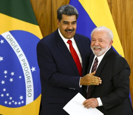 Chanceler do governo Lula diz que Venezuela não paga dívida de 1,8 bilhão do Brasil devido a sanções dos EUA.