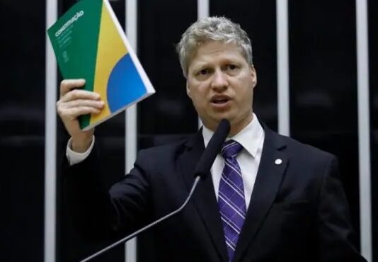 Van Hattem oficializa candidatura à presidência da Câmara e promete oposição ao governo Lula