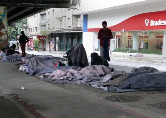 Número de pessoas em situação de rua cresce em 25% no Brasil