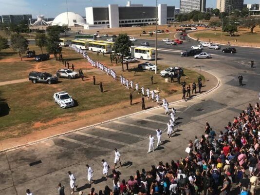 Contra superlotação, Justiça colocará 1,4 mil presos nas ruas
