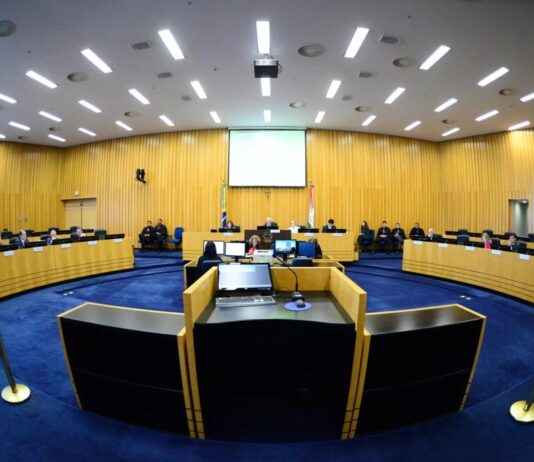 Juízes aposentados acionam Conselho para ter ‘auxílio-pijama’