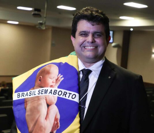 Vereador Jorge Pinheiro vota contra requerimento de político do PSOL que homenageia coletivo abortista