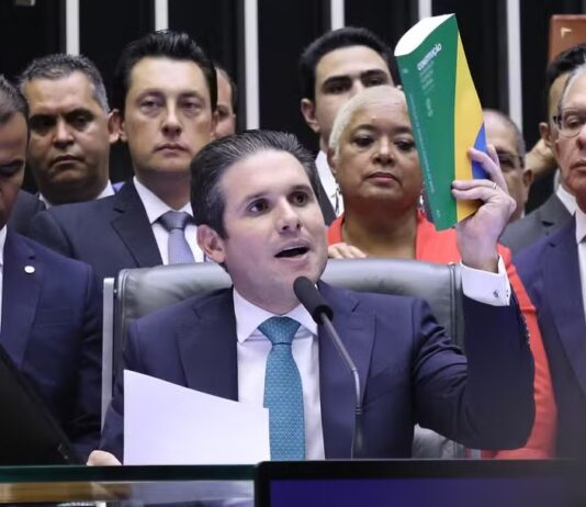 Motta põe PEC da prerrogativas de parlamentares na pauta da Câmara dos Deputados.