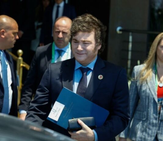 Milei proíbe cirurgias de mudança de sexo para menores de idade